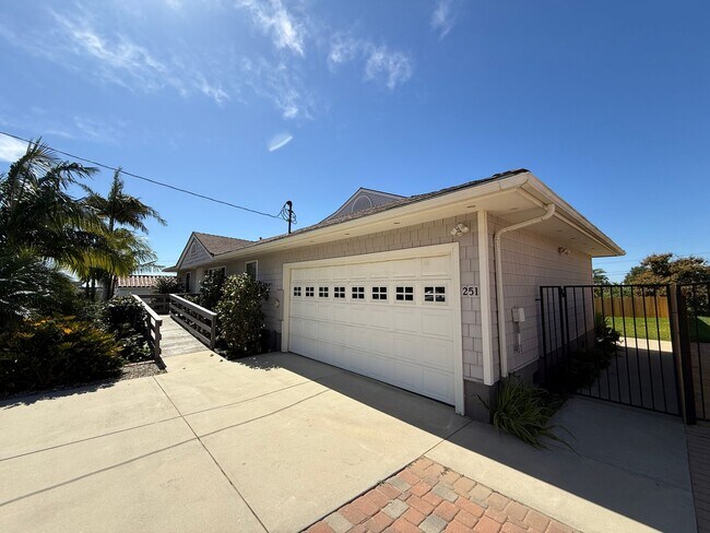 Building Photo - Wonderful Spacious Private Home, Above Ventura College