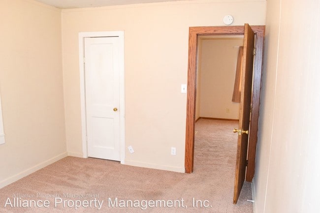 Building Photo - 4 br, 2 bath Apartment - 1529 Fair Ln.