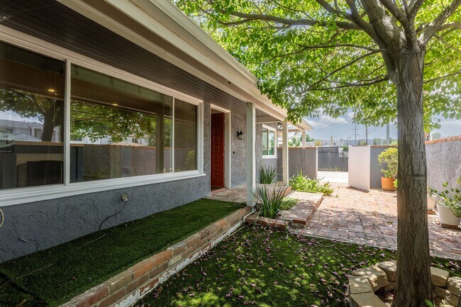 Building Photo - Spacious 5-Bedroom, 3-Bath Home with Pool ...
