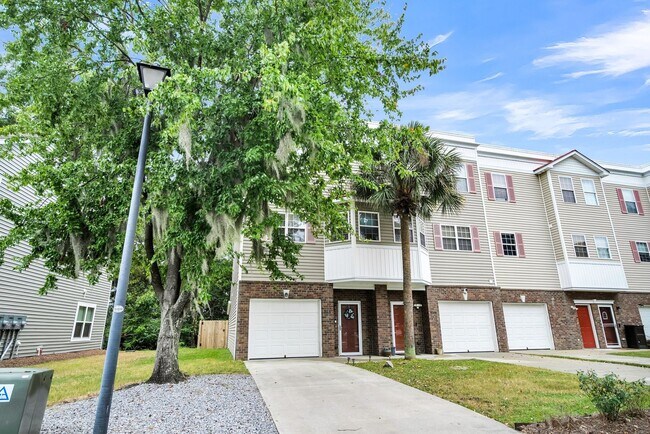 Foto del edificio - Spacious End Unit Townhome with a Flex Space!