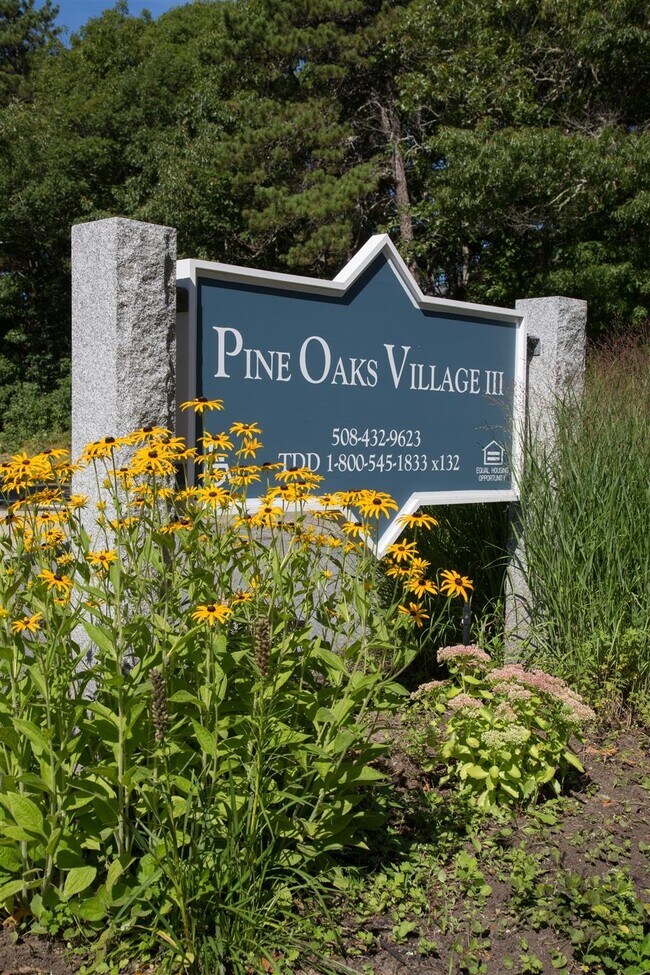 Foto del edificio - Pine Oaks Village Apartments