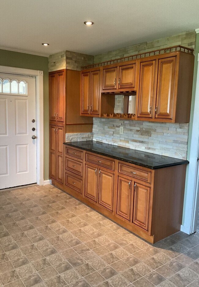 Foto del edificio - NEW IN MANAGEMENT - AVAILABLE NOW!