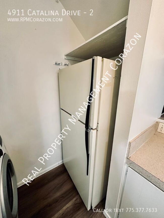 Building Photo - Two Story, Two Bedroom, One Bathroom Town-...