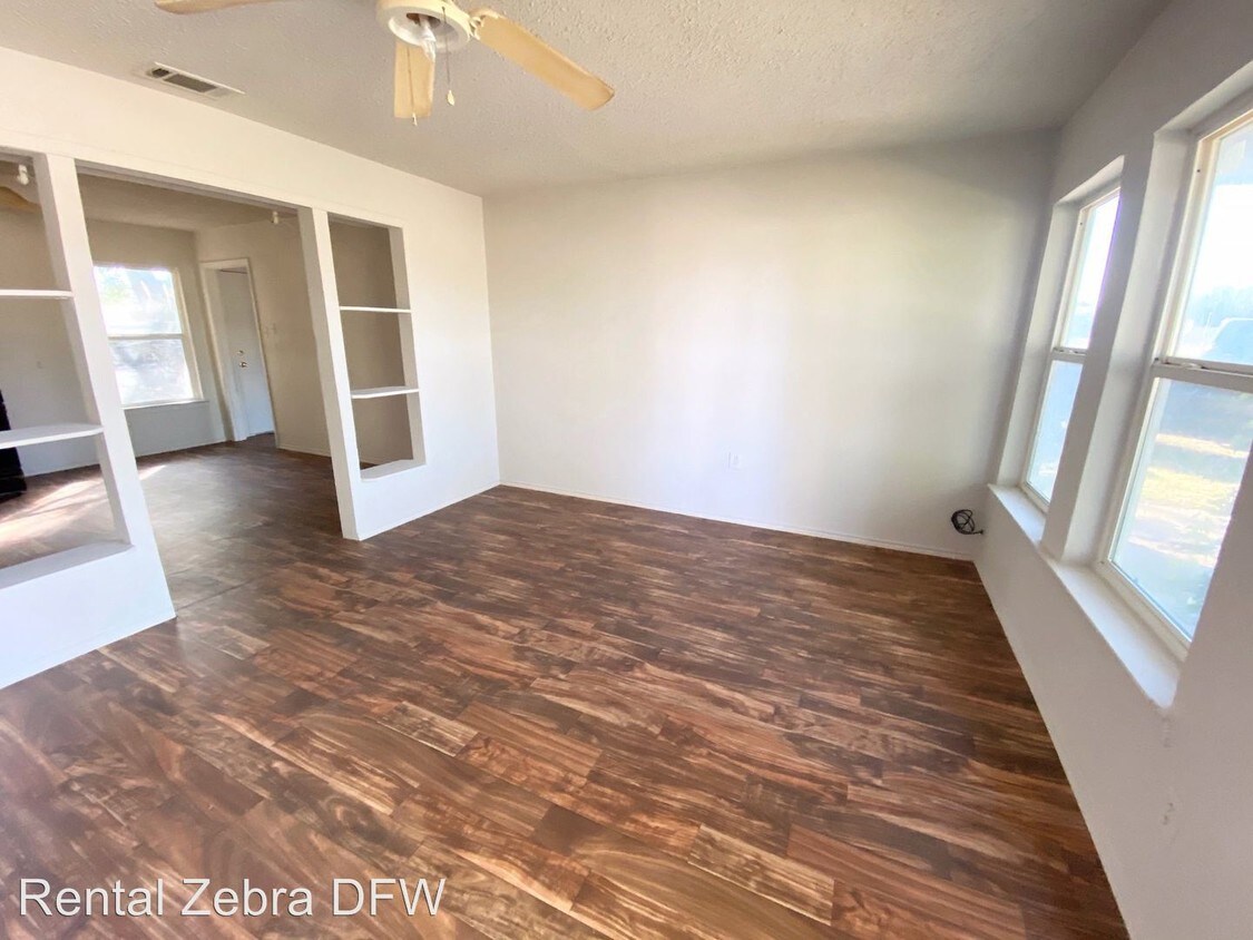 Foto principal - 3 br, 1 bath House - 201 W. Midway Dr.
