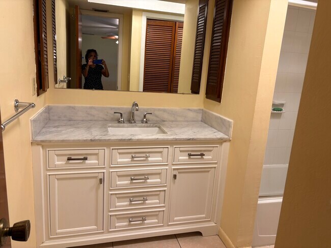 Baño de invitados - 1265 Kasamada Dr