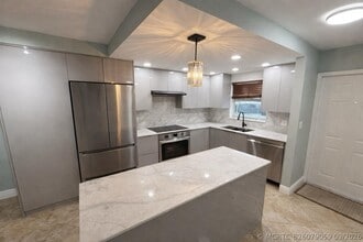 Building Photo - 809 W Oakland Park Blvd