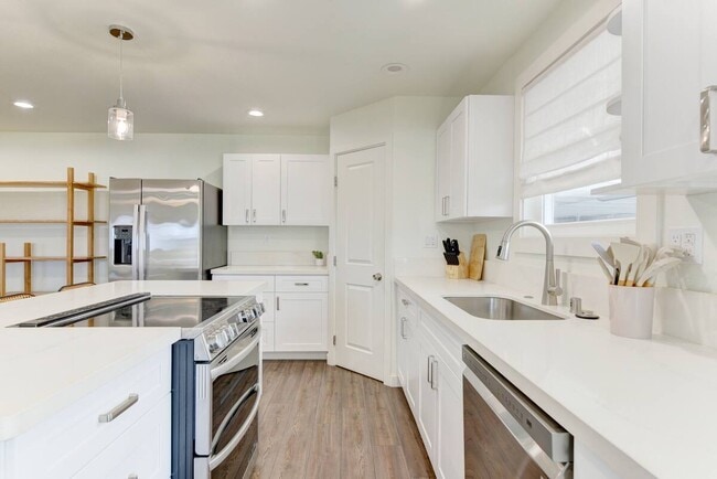 Building Photo - 1235 Manulani St