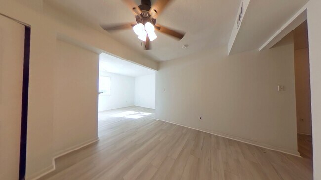 Foto del edificio - 3 Bedroom Town Home Near Mary Immaculate For Rent