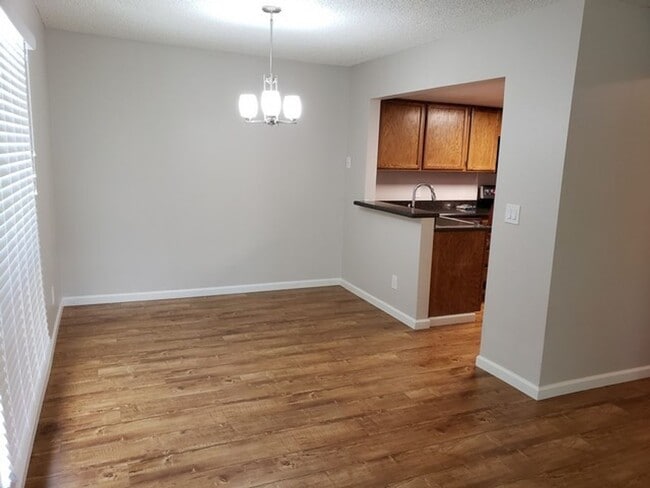 Building Photo - Updated Two Bedroom 2nd Floor Apartment