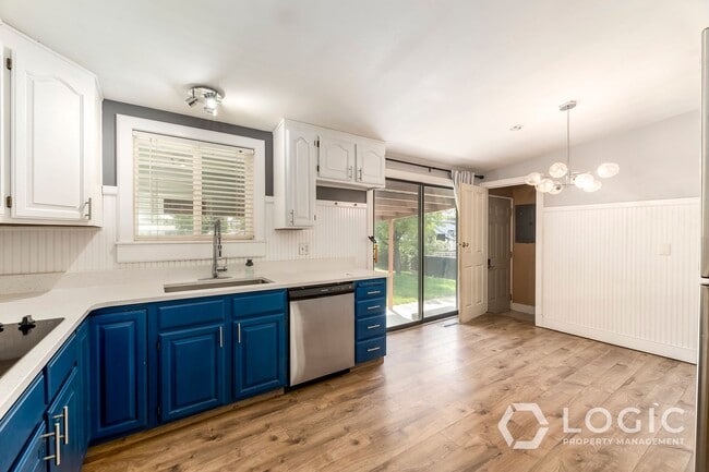 Building Photo - Beautiful Move-In Ready Rambler in Sandy!