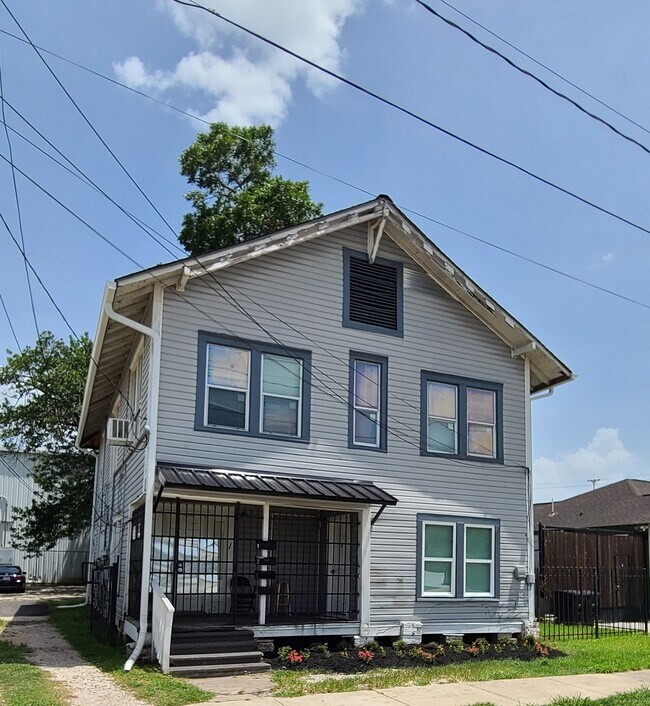 Building Photo - 403 Cowling St