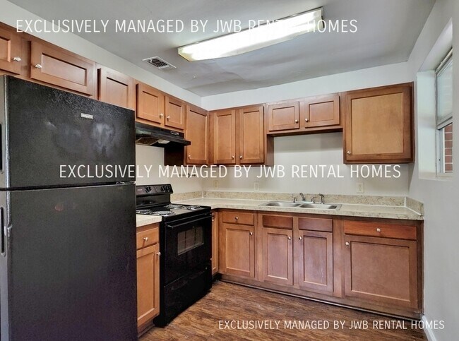 Building Photo - 3382 Sunnybrook Ave S