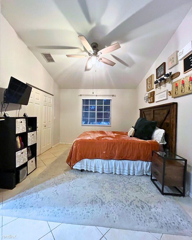 Building Photo - 2 br, 2.5 bath Townhome - 8243 Pacific Bea...