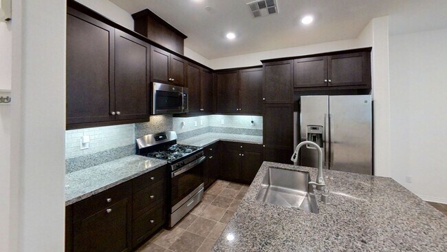 Building Photo - Charming 3 Bedroom 2.5 Bath Townhome in No...