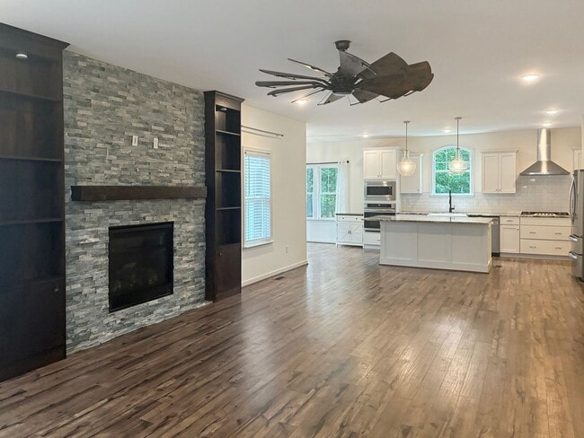 Foto del edificio - 4 Bedroom Home in Magnolia Green