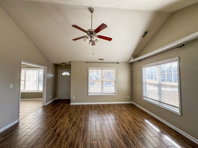 Foto del edificio - Lovely 3 Bed 2 Bath Home with Bonus Room