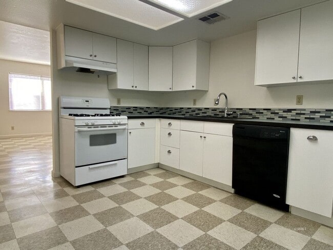 Building Photo - ATK1016-Placement