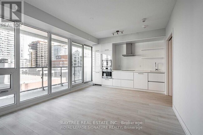 Building Photo - 2221 Yonge St