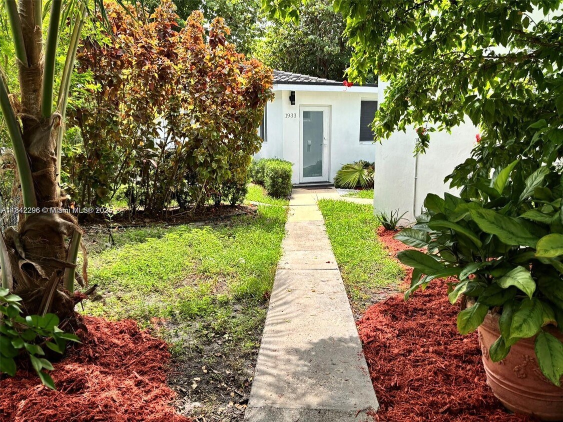 Foto principal - 1933 SW 17th Ct