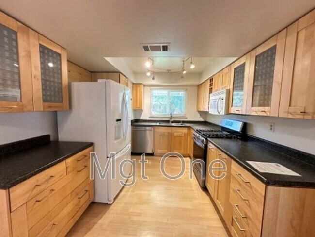 Building Photo - 561 Spruce St