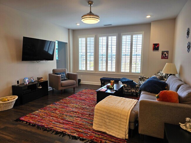 Foto del edificio - 4 Bedroom 3.5 Bathroom Townhome w/ Upgraded Finishes and fenced in yard. Located in the heart of ...