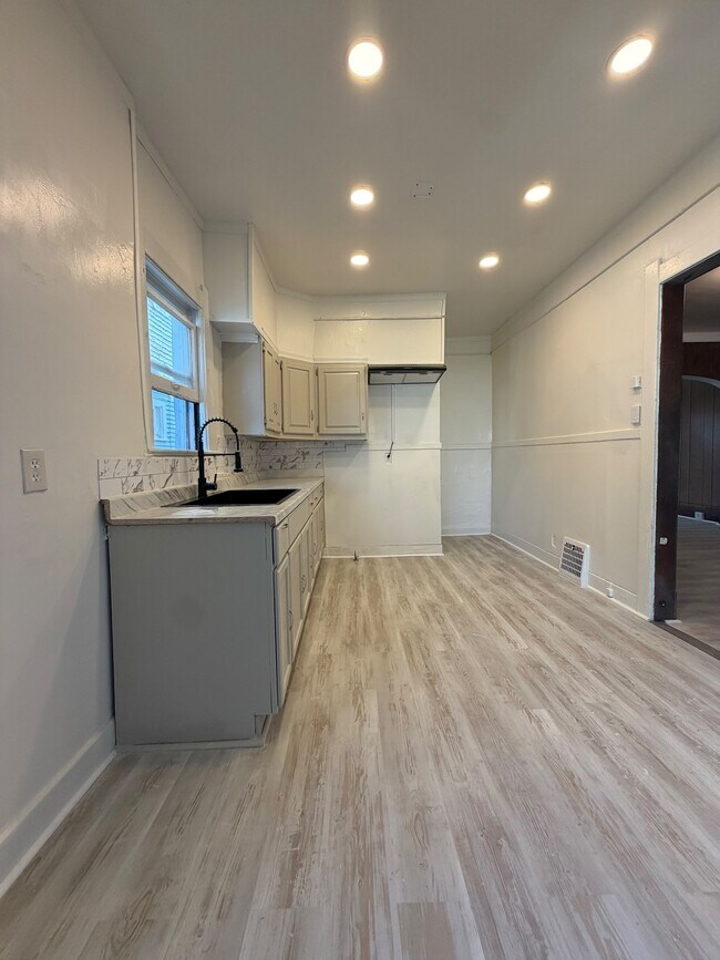 Building Photo - 3337 Parkwood Ave