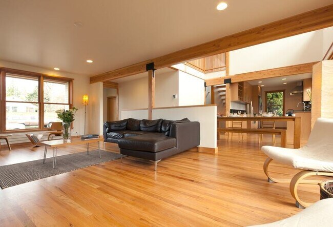 Foto del edificio - 5707 NE 56th St