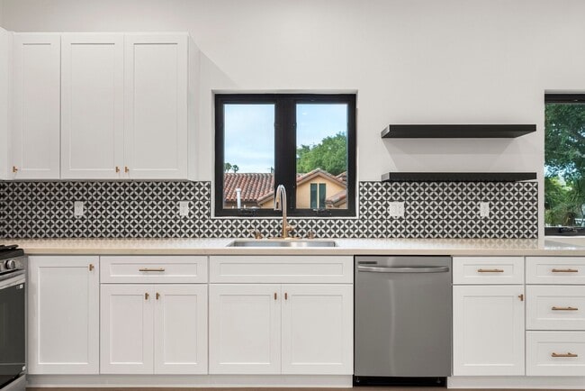 Building Photo - Stunning brand new construction, modern lu...