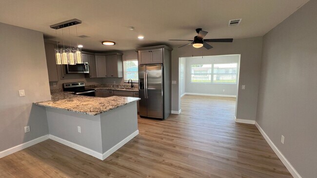 Building Photo - Stunning NEWLY RENOVATED 3 Bedroom and 2 B...
