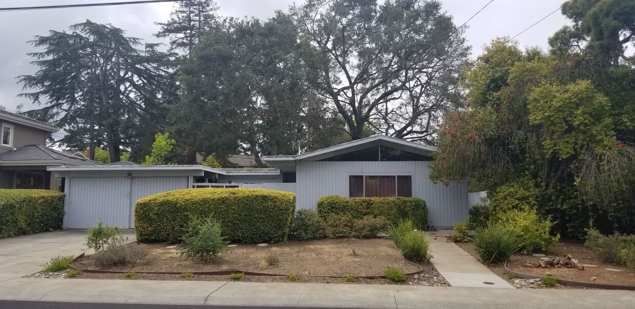 close to shopping - 4160 Coulombe Dr