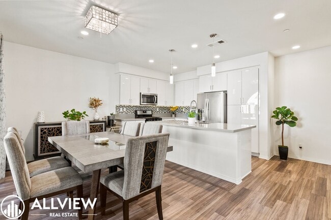 Building Photo - Bright & Upgraded 2 bedroom Anaheim Townhome in Prime Location!