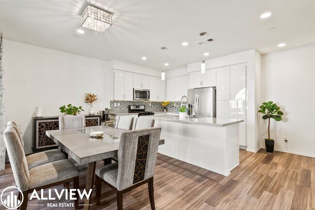Foto del edificio - Bright & Upgraded 2 bedroom Anaheim Townhome in Prime Location!