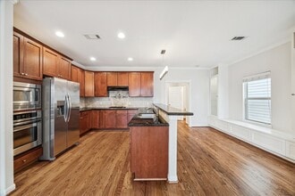 Building Photo - 1135 Louise St