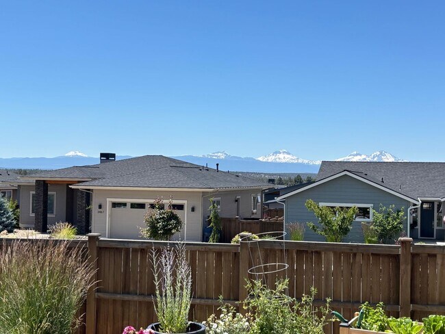 Foto del edificio - Modern Home with Beautiful Mountain Views ...