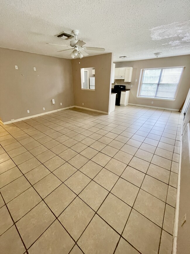 Building Photo - 1078 Honey Tree St