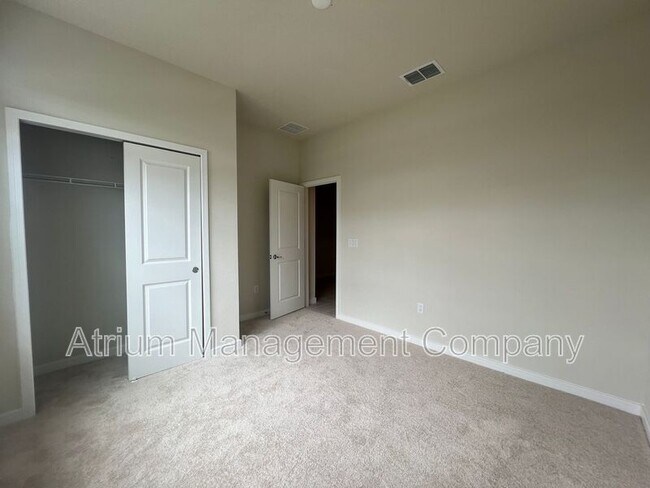 Building Photo - 3062 Green Park Dr