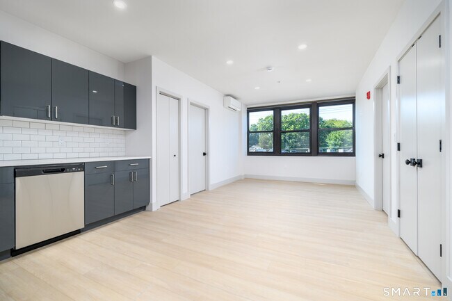 Foto del edificio - 1011 High Ridge Rd