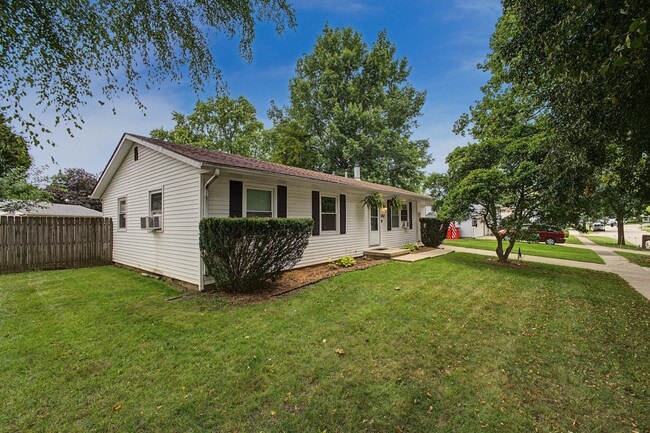 Building Photo - 2412 Southwood Dr