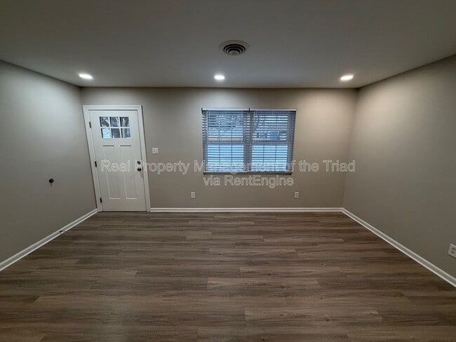 Building Photo - 603 S Main St