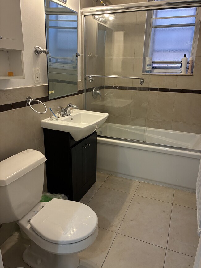 Photo du bâtiment - 3660 Hutchison