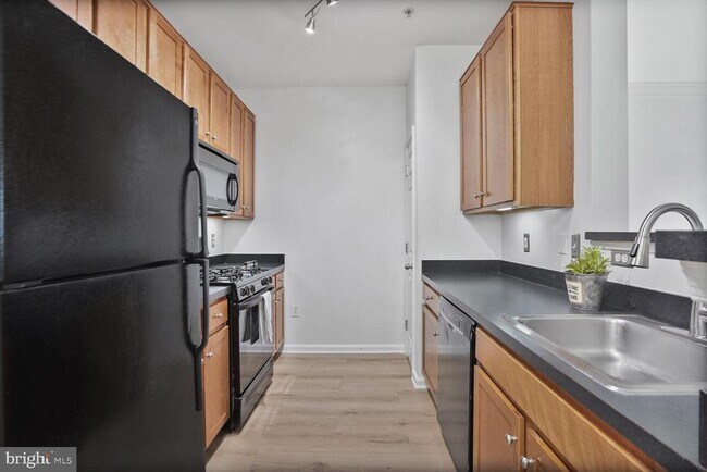 Building Photo - 4854 Eisenhower Ave