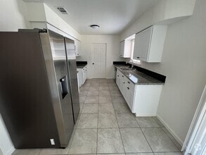 Building Photo - 945 De Moll Dr