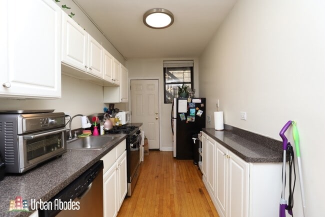 Building Photo - 730 W Roscoe St