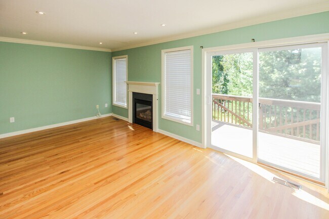 Foto del edificio - 2105 Briar Woods Ln