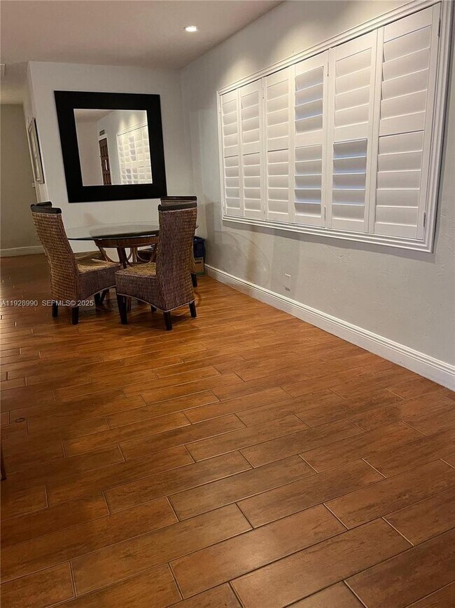 Foto del edificio - 1040 Lyons Park Dr