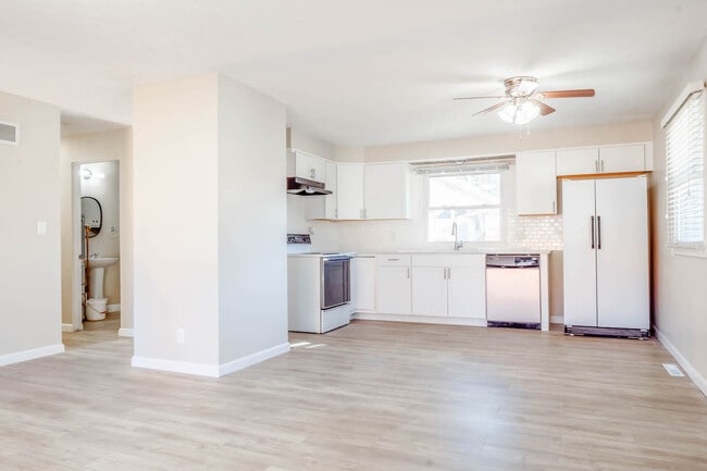 Kitchen - 8512 Templeton Dr