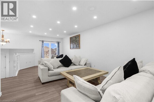 Photo du bâtiment - 8 Bradley Ln