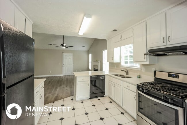 Building Photo - 7911 Woodlake Dr
