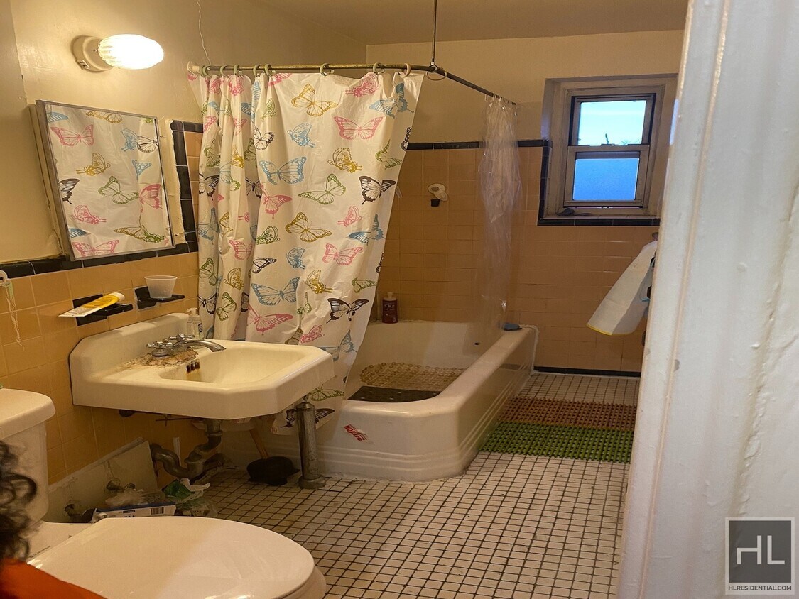 Building Photo - Nice One Bedroom in Bayside/Auburndale NY