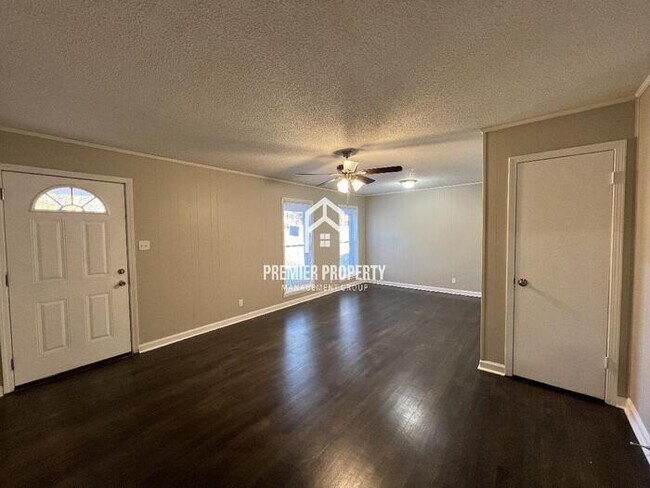 Building Photo - 4343 Riche - HALF OFF FIRST MONTH'S RENT!